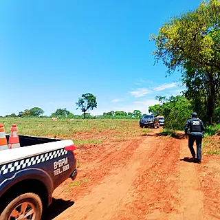 POLÍCIA MILITAR FLAGRA SITUAÇÃO ANÁLOGA Á ESCRAVIDÃO EM LAVOURA DE MANDIOCA.