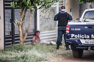 Homem espancado se joga sobre carro para pedir ajuda