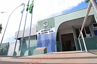 Em plena luz do dia, mulher é assaltada no centro de Sidrolândia.