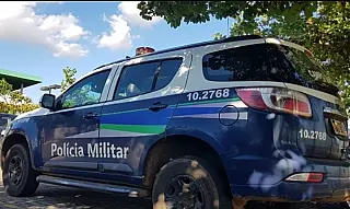 Homem embriagado tenta esfaquear mulher
