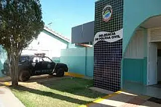 Integrantes do PCC ateiam fogo em carro na frente de delegacia e comemoram em vídeo