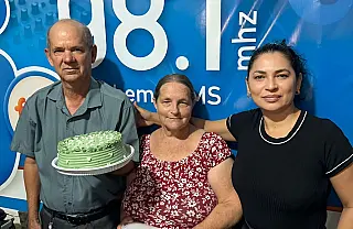 Ouvinte recebe prêmio de promoção da Jota FM 98,1 em Ivinhema