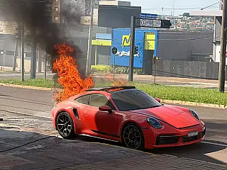 Porsche de R$ 1 milhão pega fogo durante passeio de pai e filho