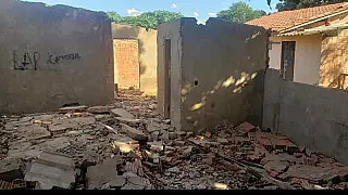 Sem conseguir arcar com IPTU, idoso demole casa e acaba soterrado por muro no Tiradentes.