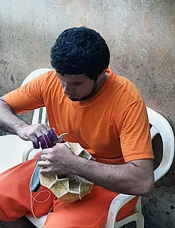 Detentos de MS confeccionam bolas a serão doadas na campanha Junho Vermelho