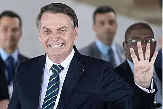 Jair Bolsonaro assina desfiliação do PSL, diz advogado; partido reconduz Bivar à presidência