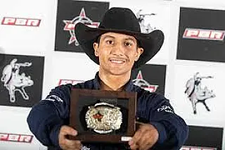Jovem fenômeno de Inocência brilha ao vencer etapa da PBR em Campo Grande