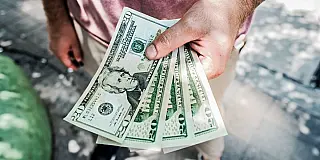 Dólar tem maior queda diária em dois anos e fecha a R$ 5,21