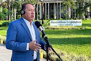 Deputados recebem educadores para debater reajuste salarial