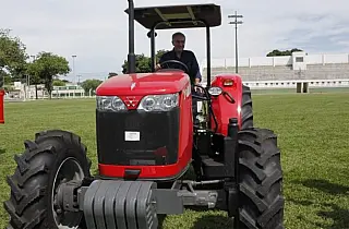 Governador entrega maquinários para agricultores do Estado