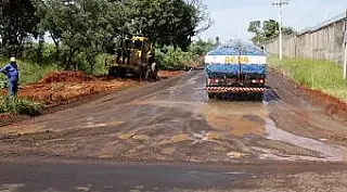 A última fase da obra de contenção da erosão na cabeceira do córrego Joaquim Português avança.