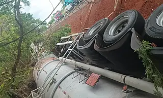 Carreta com combustível tomba e BR-158 é interditada pela Way-112