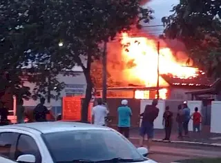 Incêndio destrói casa no centro da cidade
