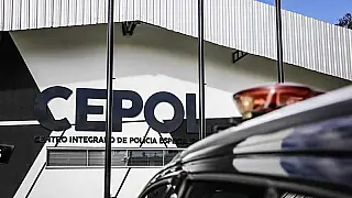 Taxista pula de porta-malas de carro em movimento após ser sequestrado por dupla