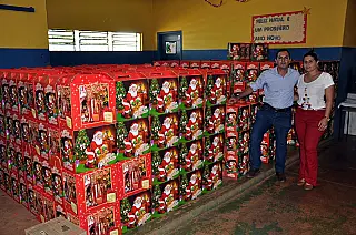 Prefeitura de Selvíria entrega cestas natalinas a servidores