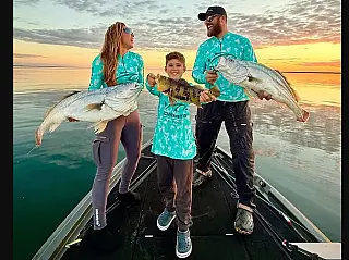 Natália Toscano e Zé Neto curtem dia de pesca em família com o filho em Santa Fé do Sul