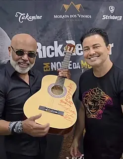 Violão autografado por Rick ganha significado especial para a APAE de Ivinhema após morte do cantor