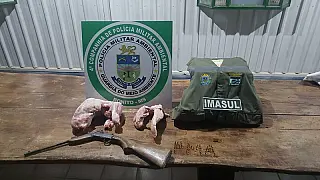 Com 45 munições, caçadores são presos com carne de jacaré em Bonito