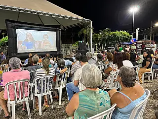 Cine natal encanta crianças e famílias na praça da matriz com sessão de filmes e papai noel