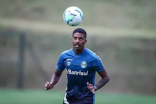 Grêmio avança em interesse e fez "consulta" ao Bragantino para trocar Jean Pyerre por Claudinho