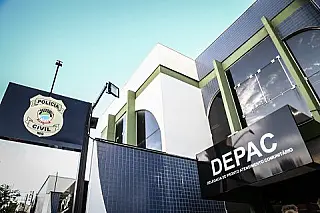 Casal depreda viatura da polícia ao ser abordado em blitz e acaba preso em Campo Grande
