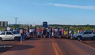 Moradores bloqueiam BR-163 em protesto por falta de segurança após acidente fatal