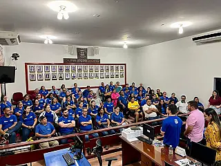 Governo municipal entrega uniformes com proteção UV e tablets para agentes de saúde e endemias