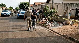 Briga entre vizinhos por entulho termina com 11 pessoas na delegacia