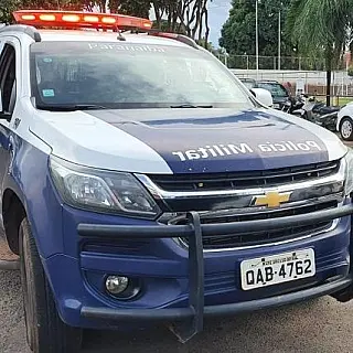 Polícia Militar prende dois homens por cometer o crime de violência doméstica