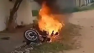 Com multas de R$ 5 mil, proprietário incendeia motocicleta para não ser apreendida no Tiradentes