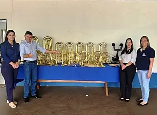 Banda Marcial de Novo Horizonte do Sul recebe novos instrumentos e celebra título estadual.