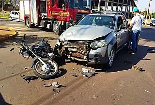 Motociclista fica ferido após ser atingido por utilitário na Joaquim Teixeira Alves