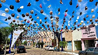 Chapéus coloridos transformam rua e anunciam Festa do Peão em Aparecida do Taboado