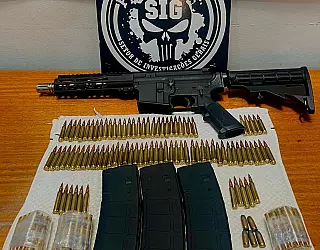 Homem é preso em flagrante com fuzil de uso restrito e munições
