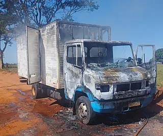 Caminhão carregado com bebidas pega fogo e é destruído em Ivinhema
