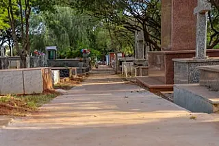 Nova Andradina inicia exumações para ampliar espaço no Cemitério Municipal Santa Bárbara.