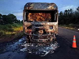 Caminhão pega fogo e fica destruído na MS-112 entre Inocência e Três Lagoas