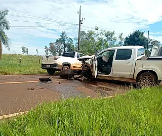 Acidente entre caminhonete e carreta deixa trânsito interditado na MS-145