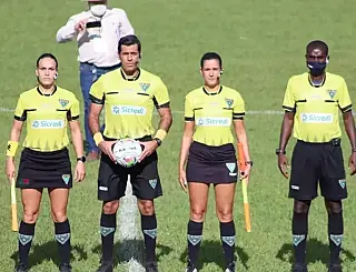 Em vez de lavar prato, mulherada ergue bandeira por amor ao futebol
