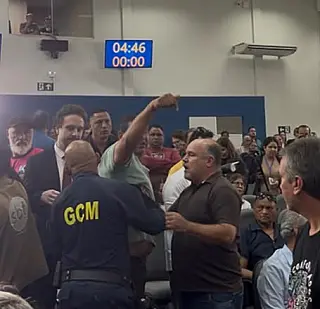 Quebra de placa em protesto leva Câmara a encerrar sessão sobre tapa-buracos