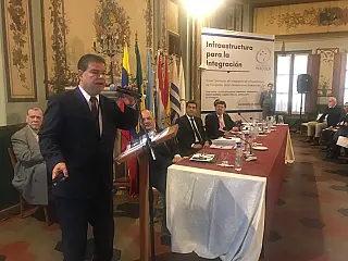 Senador Nelsinho Trad ministra palestra em seminário no Paraguai