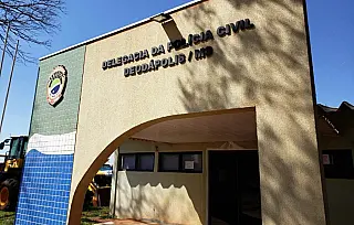 Homem procura polícia após deixar duas mulheres entrar em sua casa e perder o celular