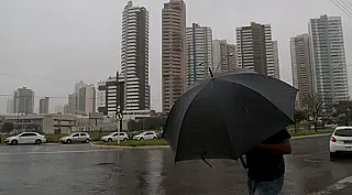 Tempo permanece chuvoso e máxima será de 36°C