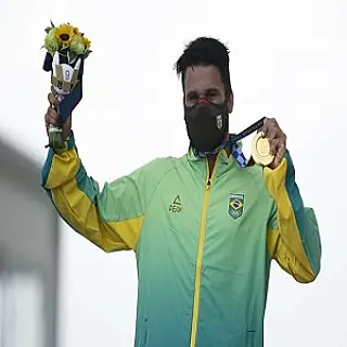 Italo Ferreira conquista no surfe o 1° ouro do Brasil em Tóquio