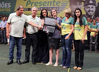 Reinaldo Azambuja presta homenagem a Dirceu Lazarini