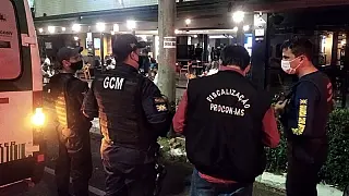 Fiscalização aborda 86 pessoas nas ruas após toque de recolher e notifica 13 comércios
