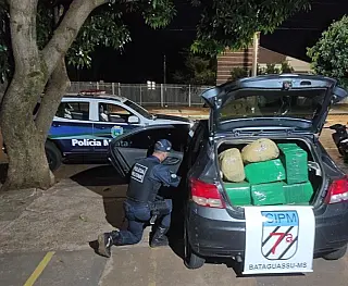 Após perseguição traficante abandona carro com mais de 300 kg de maconha