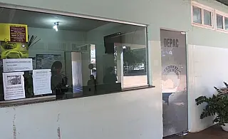 Cerveja de mulher acaba e suspeita esfaqueia rosto de marido na tentativa de 'pegar' a bebida dele