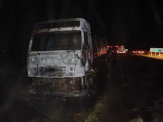 Caminhão bitrem pega fogo na BR-376 em Ivinhema; motorista não se feriu