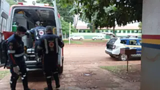 Jovem sofre queimaduras no corpo após marido jogar água quente